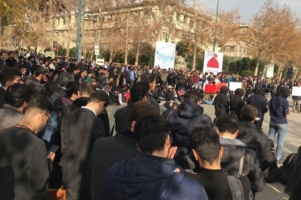 Iran : Les étudiants protestent et scandent mort au dictateur