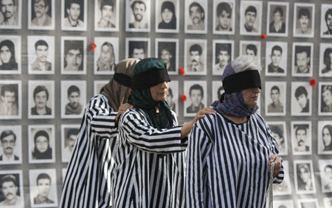 Amnesty : Le régime iranien torture les familles des victimes du massacre de 1988