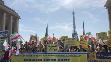 Les Iraniens se rassemblent pour protester contre la visite de Javad Zarif à Paris