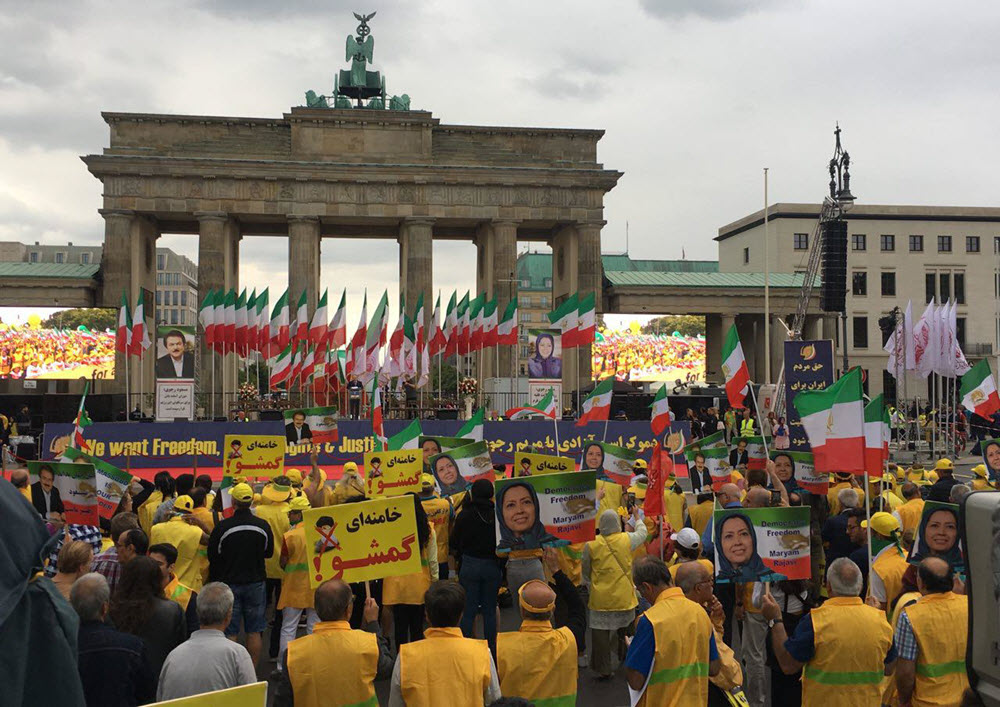 Les partisans de l'opposition iranienne protestent contre la présence du maire de Téhéran à Berlin