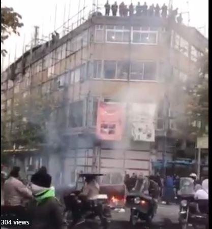 Téhéran #Iran avenue Lalezar la foule scande ce dimanche "A bas le dictateur"
