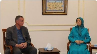 Le général James Jones rencontre Mme Radjavi à Achraf 3