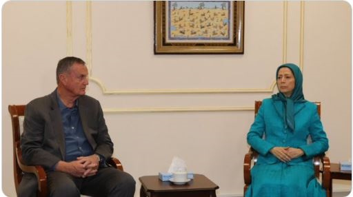 Le général James Jones rencontre Mme Radjavi à Achraf 3