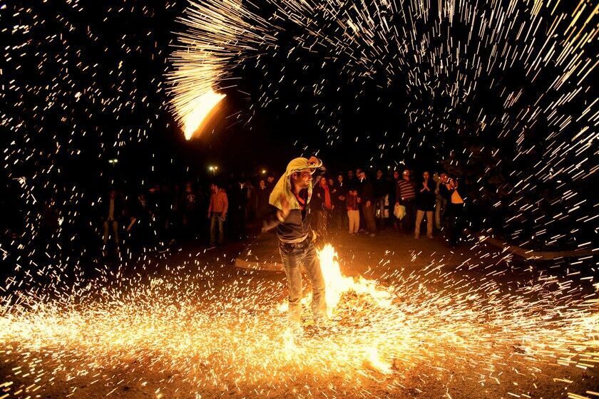 Iran - Les jeunes se lèvent à la fête du feu, incendient les effigies de Khamenei malgré l'état d'alerte des forces répressives