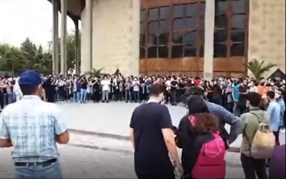 Le soulèvement de la jeunesse à Téhéran avec le slogan « A bas le dictateur »