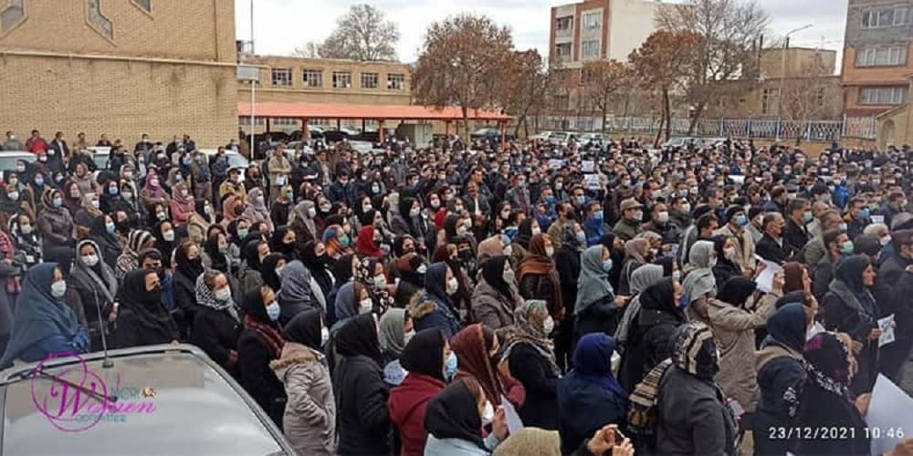 Les enseignants manifestent dans plus de 100 villes en Iran