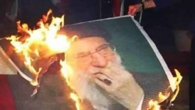 A Téhéran et dans d’autres villes d’Iran, des jeunes ont brûlé des photos de Khamenei et de Khomeiny