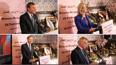 Les législateurs britanniques appellent le gouvernement à désigner les pasdaran comme une organisation terroriste et à soutenir le plan en dix points de Radjavi Par Mohammad Sadat Khansari 1 avril 2022 ShareFacebookTwitterPinterestWhatsApp Les législateurs britanniques appellent le gouvernement à désigner les pasdaran comme une organisation terroriste et à soutenir le plan en dix points de Radjavi Pour célébrer l’Aïd Norouz, la nouvelle année du calendrier perse, les membres du Parlement britannique et les membres de la communauté iranienne au Royaume-Uni se sont réunis à Londres le 24 mars. L’événement tenu à la Chambre des Communes britannique a été suivi par plusieurs membres du parlement qui ont félicité le peuple iranien et sa Résistance pour la nouvelle année tout en condamnant les violations croissantes des Droits de l’Homme en Iran. Les législateurs britanniques ont appelé à la poursuite des responsables du régime iranien, y compris le président des mollahs, Ebrahim Raïssi, pour son rôle actif dans la Commission de la mort et pour avoir ordonné des exécutions massives lors du massacre des prisonniers politiques en 1988. Ils ont également appelé le gouvernement britannique à reconnaître le droit du peuple iranien à combattre le régime et à s’engager officiellement dans sa résistance organisée. Les orateurs ont souligné le rôle crucial des Gardiens de la révolution du régime dans l’exportation du terrorisme et la répression du peuple iranien et ont insisté sur le fait que la conduite des pasdaran est conforme aux critères d’une organisation terroriste en vertu de la loi de 2000 sur le terrorisme. Les législateurs britanniques ont demandé un boycott et une large désignation des pasdaran comme une entité terroriste et ont appelé la ministre britannique des Affaires étrangères, Elizabeth Truss, à travailler avec le ministère de l’Intérieur pour répertorier et sanctionner les pasdaran. La présidente élue du Conseil national de la Résistance iranienne, Maryam Radjavi, a envoyé un message vidéo et s’est adressée à l’assemblée. Dans son discours, David Jones, député et ancien secrétaire d’Etat pour le Pays de Galles et ministre du Brexit, a commémoré le regretté Sir David Amess, un grand ami de la Résistance iranienne et l’un des plus anciens membres du Parlement britannique. « Le régime des mollahs est maintenant plus faible et plus impuissant que jamais. Il voit dans le plan en 10 points de Mme Radjavi une augmentation de sa popularité internationale et une reconnaissance comme alternative démocratique viable à sa théocratie. Le gouvernement britannique doit reconnaître et soutenir le CNRI, dirigé par Maryam Radjavi, et la lutte du peuple iranien pour la liberté et la démocratie », a-t-il déclaré. « Nous exhortons le gouvernement à adopter une politique forte à l’égard de l’Iran, qui interdise les Gardiens de la révolution en tant qu’organisation terroriste étrangère et impose des sanctions en matière de Droits de l’Homme, notamment à l’encontre d’Ebrahim Raïssi », a déclaré Matthew Offord, membre du Parlement britannique. « Je suis la nouvelle représentante conservatrice de Southend West, la même circonscription que Sir David Amess représentait précédemment au Parlement », a déclaré la députée Anna Firth. « Je ferai de mon mieux pour perpétuer l’héritage de Sir David et travailler avec les autres membres du Parlement pour soutenir le Conseil national de la Résistance iranienne et tenir le régime responsable de ses violations des Droits de l’Homme et de ses activités déstabilisatrices dans la région, ainsi que de son soutien au terrorisme. » Félicitant le peuple iranien, les membres de l’Organisation des Moudjahidine du Peuple d’Iran (OMPI) basés à Achraf 3, à l’occasion de Norouz et de la nouvelle année, Bob Blackman, député, a déclaré : « Le complot déjoué à Paris nous a appris que le régime utilise régulièrement ses ambassades, ses centres culturels et ses diplomates en Europe pour diffuser le terrorisme et mener des opérations terroristes, notamment en recrutant des agents qui sont payés des dizaines de milliers d’euros sur plusieurs années. Par conséquent, il est absolument vital de fermer les ambassades et les centres culturels du régime et d’expulser leurs ambassadeurs, diplomates et agents d’Europe et de Grande-Bretagne, car il ne s’agit pas de missions diplomatiques, mais de centres de propagation du terrorisme. Le ministère de l’Intérieur doit également prendre des mesures immédiates pour enregistrer l’intégrité des Gardiens de la révolution en tant qu’organisation terroriste dans un premier temps. » Dans son discours, le député britannique Steve McCabe a salué le courage des femmes iraniennes qui ont mené les protestations en Iran et se sont transformées en piliers de la Résistance contre le régime, en disant : « Les mollahs ne peuvent pas supporter le soutien croissant à l’opposition pro-démocratique du CNRI et le mécontentement général. C’est pourquoi ils commettent des actes insensés. « Je préconise depuis longtemps une politique ferme contre le régime criminel en Iran, car il constitue une menace pour le monde et pour le peuple iranien », a déclaré le député Sir Roger Gale. « Les actions des Gardiens de la révolution répondent aux critères énoncés dans la loi sur le terrorisme de 2000. La communauté internationale doit rejeter la théocratie au pouvoir en Iran et se tenir aux côtés du peuple iranien et du CNRI, un mouvement qui fait de grands sacrifices pour faire avancer la cause de la liberté, des Droits de l’Homme et de la démocratie. » « Nous devons nous rappeler que le régime en Iran mène une répression interne avec la propagation du terrorisme et de l’instabilité dans la région », a déclaré John Spellar, membre du Parlement britannique. « C’est une opération à deux volets du régime, car il ne peut survivre que par le chaos et les tueries. Il a même essayé de faire exploser le rassemblement de l’opposition à Paris, ce qui montre qu’il a peur du mouvement de Résistance organisé ainsi que du programme démocratique en 10 points que Mme Maryam Radjavi a projeté pour l’avenir de l’Iran. Ce programme est progressiste et reflète les aspirations démocratiques du peuple iranien. La communauté internationale et le Royaume-Uni doivent reconnaître cette alternative démocratique et soutenir la solution populaire iranienne au régime. » Lord Singh, membre de la Chambre des Lords, a déclaré : « Les manifestations continues à travers l’Iran et la répression brutale et les arrestations généralisées par le régime ont montré au monde que le peuple iranien rejette la tyrannie religieuse et veut un Iran libre et démocratique. Je crois que nous, en Occident et dans la communauté internationale, devons reconnaître et soutenir le mouvement iranien de Résistance dirigé par les Iraniens, une alternative démocratique populaire aux demandes de la société iranienne, et j’appelle la Grande-Bretagne à se tenir aux côtés de Maryam Radjavi. » Soutenant le plan en dix points de Mme Radjavi, Margaret Owen, avocate et militante des Droits des femmes, a déclaré : « La communauté internationale est restée très silencieuse sur le régime criminel des mollahs et sur les responsables de l’horrible massacre de 30 000 personnes en 1988. Les auteurs de ce massacre doivent être jugés par la Cour pénale internationale pour leurs crimes contre l’humanité et leurs crimes de guerre. » https://www.ncr-iran.org/publications/rapports-speciaux/les-legislateurs-britanniques-appellent-le-gouvernement-a-designer-les-pasdaran-comme-une-organisation-terroriste-et-a-soutenir-le-plan-en-dix-points-de-radjavi/