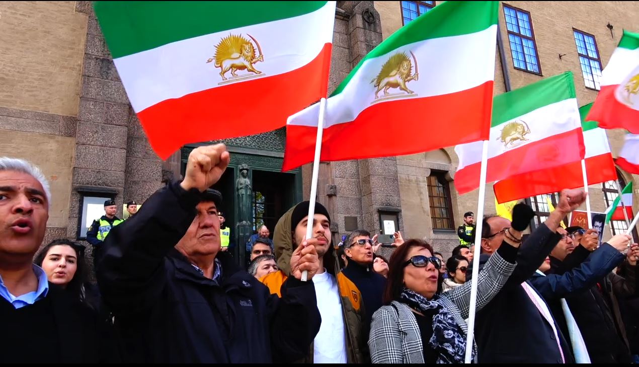 Stockholm : Les Iraniens protestent contre des affiches du Vevak des mollahs