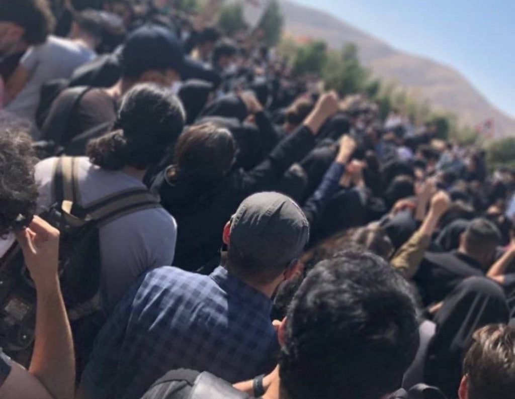 Khamenei commet un nouveau crime contre l’humanité en tuant des fidèles après la prière qui protestaient à Khash