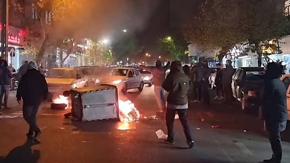 Soulèvement en Iran – Au 82e jour du soulèvement, incendies de centres de la milice et de symboles du régime