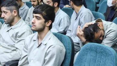 Iran – Exécution criminelle de deux manifestants par Khamenei Par Secrétariat du CNRI 7 janvier 2023 ShareFacebookTwitter Exécution criminelle de deux manifestants, Mohammad Mehdi Karami et Seyyed Mohammad Hosseini, par Khamenei Soulèvement en Iran – N° 219 Exécution criminelle de deux manifestants, Mohammad Mehdi Karami et Seyyed Mohammad Hosseini, par Khamenei • Mme Maryam Radjavi : Le sang de ces martyrs héroïques coule dans les veines de millions de jeunes déterminés à faire tomber Khamenei. • Il faut fermer les ambassades du régime, inscrire le ministère du renseignement et le corps des pasdarans sur la liste des entités terroristes et expulser leurs agents Ce matin, samedi 7 janvier, deux prisonniers du soulèvement, Mohammad Mehdi Karami et Seyed Mohammad Hosseini, ont été exécutés sur ordre de Khamenei, malgré les protestations nationales et internationales. Le pouvoir judiciaire les a accusés d’avoir tué un milicien du Bassidj et d’avoir bloqué l’autoroute de Karadj. Ces deux martyrs du soulèvement ont été arrêtés le 3 novembre, et soumis à la torture. Le 4 novembre, la justice des mollahs les a condamnés à mort pour « corruption sur Terre », peine capitale confirmée par la Cour suprême du régime. Mme Maryam Radjavi a déclaré que Khamenei, tyran sanguinaire, a versé le sang de deux autres braves jeunes hommes pour protéger son régime ignoble du soulèvement populaire. Mais le sang de ces martyrs héroïques coule dans les veines de millions de jeunes à travers tout l’Iran qui sont déterminés à faire tomber Khamenei. Les mollahs sanguinaires se trompent lourdement. La réponse de notre peuple à la répression et la tuerie comme outil principal pour sauvegarder la dictature religieuse est le soulèvement et l’armée de la liberté. Elle a ajouté que les tueries de rue, les exécutions et le meurtre des prisonniers du soulèvement sous la torture ne laissent aucune justification pour négocier et traiter avec ce régime barbare. L’ONU, l’Union européenne et ses Etats membres doivent agir d’urgence. Il faut fermer les ambassades du régime, inscrire le ministère du Renseignement et le corps des pasdarans sur la liste des entités terroristes et expulser leurs agents. Secrétariat du Conseil national de la Résistance iranienne Le 7 janvier 2023 https://fr.ncr-iran.org/communiques-cnri/droits-humains/iran-execution-criminelle-de-deux-manifestants-par-khamenei/