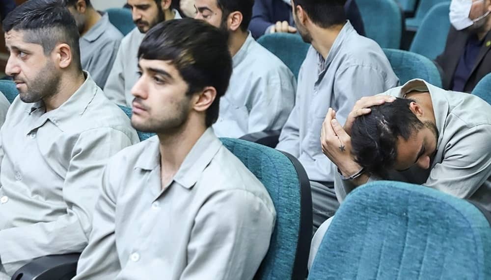 Iran – Exécution criminelle de deux manifestants par Khamenei Par Secrétariat du CNRI 7 janvier 2023 ShareFacebookTwitter Exécution criminelle de deux manifestants, Mohammad Mehdi Karami et Seyyed Mohammad Hosseini, par Khamenei Soulèvement en Iran – N° 219 Exécution criminelle de deux manifestants, Mohammad Mehdi Karami et Seyyed Mohammad Hosseini, par Khamenei • Mme Maryam Radjavi : Le sang de ces martyrs héroïques coule dans les veines de millions de jeunes déterminés à faire tomber Khamenei. • Il faut fermer les ambassades du régime, inscrire le ministère du renseignement et le corps des pasdarans sur la liste des entités terroristes et expulser leurs agents Ce matin, samedi 7 janvier, deux prisonniers du soulèvement, Mohammad Mehdi Karami et Seyed Mohammad Hosseini, ont été exécutés sur ordre de Khamenei, malgré les protestations nationales et internationales. Le pouvoir judiciaire les a accusés d’avoir tué un milicien du Bassidj et d’avoir bloqué l’autoroute de Karadj. Ces deux martyrs du soulèvement ont été arrêtés le 3 novembre, et soumis à la torture. Le 4 novembre, la justice des mollahs les a condamnés à mort pour « corruption sur Terre », peine capitale confirmée par la Cour suprême du régime. Mme Maryam Radjavi a déclaré que Khamenei, tyran sanguinaire, a versé le sang de deux autres braves jeunes hommes pour protéger son régime ignoble du soulèvement populaire. Mais le sang de ces martyrs héroïques coule dans les veines de millions de jeunes à travers tout l’Iran qui sont déterminés à faire tomber Khamenei. Les mollahs sanguinaires se trompent lourdement. La réponse de notre peuple à la répression et la tuerie comme outil principal pour sauvegarder la dictature religieuse est le soulèvement et l’armée de la liberté. Elle a ajouté que les tueries de rue, les exécutions et le meurtre des prisonniers du soulèvement sous la torture ne laissent aucune justification pour négocier et traiter avec ce régime barbare. L’ONU, l’Union européenne et ses Etats membres doivent agir d’urgence. Il faut fermer les ambassades du régime, inscrire le ministère du Renseignement et le corps des pasdarans sur la liste des entités terroristes et expulser leurs agents. Secrétariat du Conseil national de la Résistance iranienne Le 7 janvier 2023 https://fr.ncr-iran.org/communiques-cnri/droits-humains/iran-execution-criminelle-de-deux-manifestants-par-khamenei/
