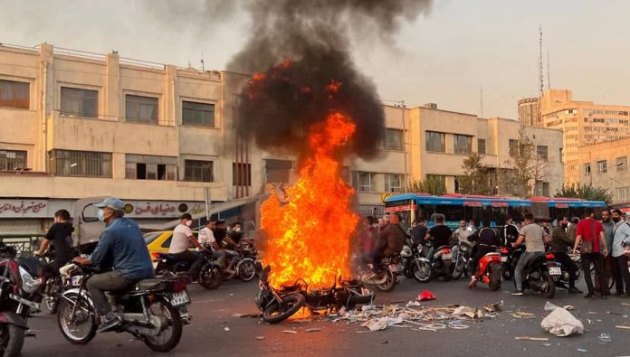 Au 139e jour du soulèvement, manifestations nocturnes à Abdanan et incendie de symboles du pouvoir