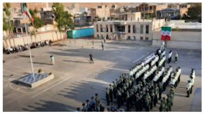 Iran : De jeunes insurgés visent le centre de commandement des forces de sécurité à Mahabad en réponse à l’assassinat de porteurs kurdes