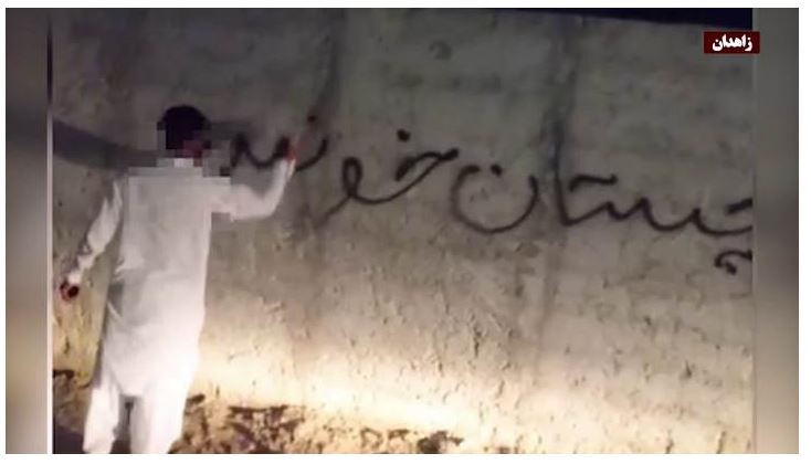 Iran : À Zahedan, de jeunes rebelles brandissent des pancartes contre Khamenei et la monarchie