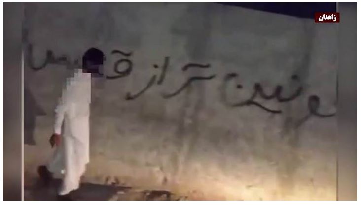 Iran : À Zahedan, de jeunes rebelles brandissent des pancartes contre Khamenei et la monarchie