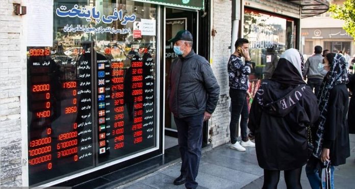 Raïssi blâme le dollar pour les désordres économiques de l’Iran et ordonne une nouvelle