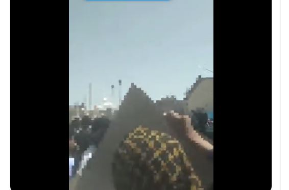 Manifestation à Zahedan avec des slogans et des pancartes « à bas Khamenei »