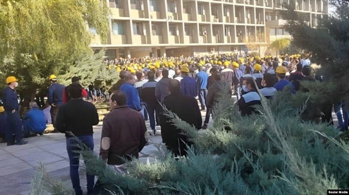 Grève et protestations de milliers de sidérurgistes à Ispahan