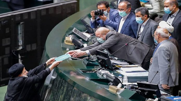 Le projet de budget iranien pour l’année prochaine signale une pression accrue sur la population
