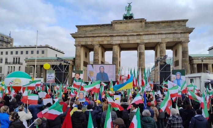 Honorer la révolution iranienne de 1979, une bataille continue contre deux dictatures