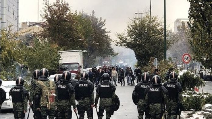 Un journal iranien averti Khamenei de ne pas alimenter le feu du soulèvement