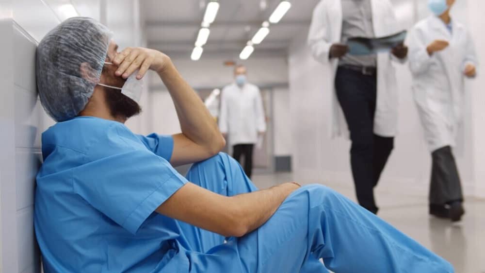 Augmentation des suicides parmi les professionnels de la santé en Iran Par Mansoureh Galestan 5 juin 2024 Facebook Twitter Pinterest LinkedIn Augmentation des suicides parmi les professionnels de la santé en Iran Des rapports de presse indiquent une augmentation inquiétante du taux de suicide parmi les professionnels de la santé en Iran, avec une multiplication par cinq de ces incidents tragiques. Rien que cette année, plusieurs suicides ayant entraîné la mort ont été signalés parmi le personnel soignant, soulignant la gravité de la crise. Selon le site Khabar Online, la « chaîne de suicides » parmi le personnel médical en 2023 a commencé avec la mort de Parastou Bakhshi, une jeune cardiologue à l’hôpital Delfan. Cet incident a été suivi de deux autres suicides en mai : le Dr Samira Al-Saeedi, professeur agrégé de rhumatologie et membre du Centre de recherche en rhumatologie de l’Université des sciences médicales de Téhéran, et le Dr Zahra Maleki, médecin en mission médicale à Téhéran se sont suicidés à moins d’une semaine d’intervalle. Le phénomène des « suicides de médecins » est publiquement reconnu depuis 2018, souvent dénoncé sous couvert de « mort subite » par divers médecins. Depuis 2019, la communauté médicale a connu deux vagues distinctes de suicides. La deuxième vague, survenue au cours des trois dernières années, a vu 13 médecins résidents se suicider, avec une période particulièrement intense en décembre 2022, lorsque trois résidents se sont suicidés en une seule semaine. Le Dr Hadi Yazdani, un professionnel de la santé titulaire d’un doctorat en médecine, a comparé l’augmentation des suicides dans la communauté médicale à un « effet domino ». Il a souligné les sentiments d’impuissance et de désespoir absolu comme des facteurs importants, notant que « la mort du Dr Parastou Bakhshi marque le début d’une chaîne et pourrait être la source de suicides ultérieurs ». Le Dr Yazdani a souligné les problèmes systémiques au sein du ministère de la Santé et les réglementations existantes, telles que la loi sur le service obligatoire, la répartition du personnel médical, la commission des cas spéciaux et l’ingérence des forces locales dans le travail des médecins des missions médicales, comme motivations courantes des suicides parmi les travailleurs de la santé. Il a également souligné la charge de travail écrasante, les nombreuses responsabilités, les salaires insuffisants et le manque de sécurité d’emploi comme problèmes fondamentaux auxquels est confronté le personnel médical. Le rapport de Khabar Online fait également référence aux données de l’Observatoire des migrations, révélant qu’à l’été 2022, 74 % des médecins et infirmières avaient exprimé le désir d’émigrer d’Iran, et plus de 4 000 médecins avaient quitté le pays au cours de la seule année écoulée. Auparavant, le porte-parole de l’Organisation du système médical iranien avait reconnu l’augmentation des suicides au sein de la communauté médicale. Ils ont attribué la charge de travail élevée et l’insuffisance des rémunérations comme principales raisons des suicides parmi les médecins résidents, qualifiant ces incidents de « multiformes et complexes ». Dans une conversation avec l’agence de presse officielle ILNA, Reza Laripour a expliqué qu’un médecin résident ne peut aujourd’hui pas se permettre de louer une maison et de couvrir ses dépenses quotidiennes à Téhéran, ce qui entraîne un sentiment de désespoir quant à sa future carrière. Ce désespoir, associé à la destruction de leurs attentes avant l’école de médecine, les entraîne dans un cycle de stress, d’anxiété, de dépression et, finalement, de suicide. En décembre de l’année dernière, l’Association iranienne des psychiatres a écrit une lettre à Ebrahim Raisi, alors président du régime, soulignant les taux de suicide élevés parmi les médecins résidents et avertissant que la poursuite de cette tendance pourrait conduire à « l’effondrement du système de santé du pays ». Au moment de la rédaction de ce papier, l’info de Khabar Online avait été supprimé, affichant le message : « Cette page n’existe pas ! Vous avez probablement mal saisi l’adresse. Vous serez automatiquement redirigé vers la page d’accueil ». https://fr.ncr-iran.org/actualites/droits-humains-2/augmentation-des-suicides-parmi-les-professionnels-de-la-sante-en-iran/