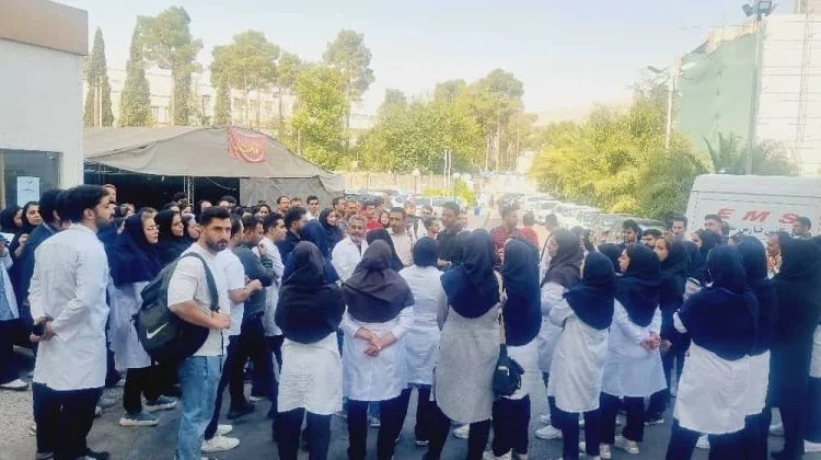Les infirmières iraniennes descendent dans la rue pour des manifestations sans précédent