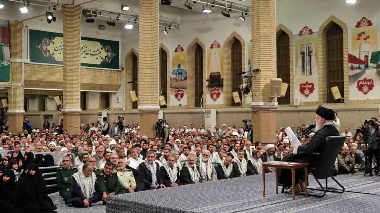 Le guide suprême des mollahs tente de justifier les crimes de son régime en Iran