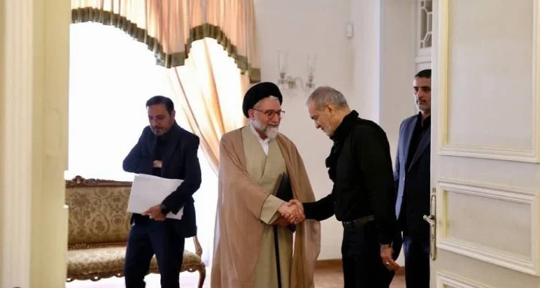 Iran : Pezeshkian renforce ses liens avec les sinistres CGRI et Vevak