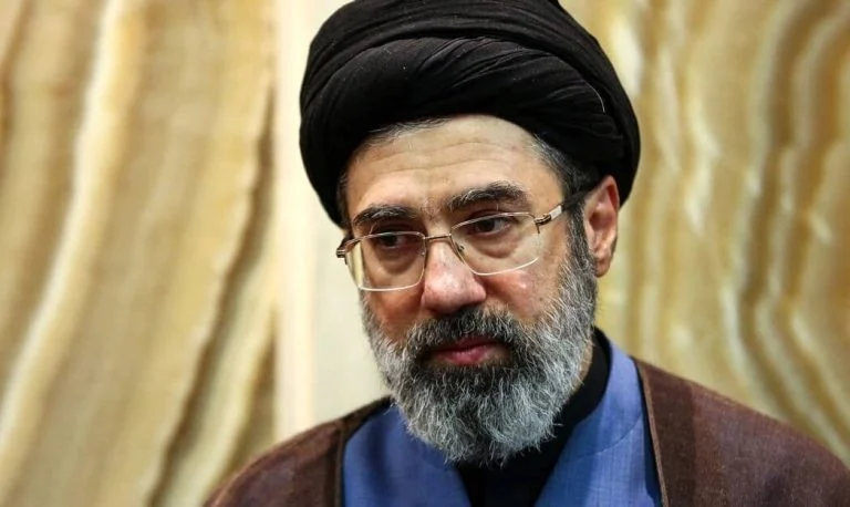 Le fils de Khamenei suspend ses cours de religion ; spéculations croissantes sur sa succession