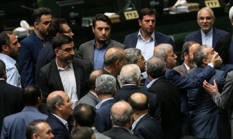 Les luttes de pouvoir s’intensifient à Téhéran sur fond de crises nationales et régionales