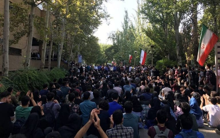 Iran : Les étudiants en médecine extorqués avec un engagement de service obligatoire