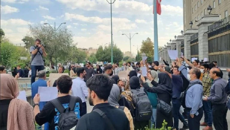 Mécontentement et manifestations des étudiants, infirmières et les travailleurs du pétrole