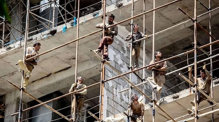 Six ouvriers du bâtiment meurent chaque jour dans un contexte de crise de sécurité et d’assurance qui s’aggrave