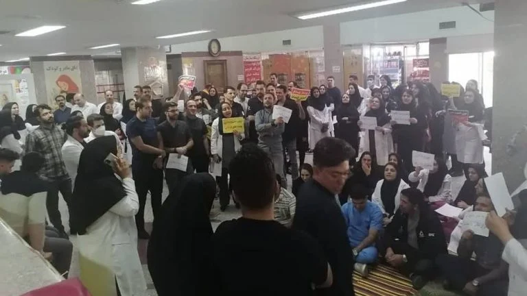 Protestations du personnel médical et universitaire en pleine crise économique