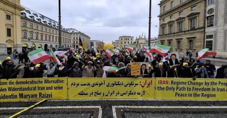 Une manifestation à Munich appelle à une position ferme contre le régime iranien