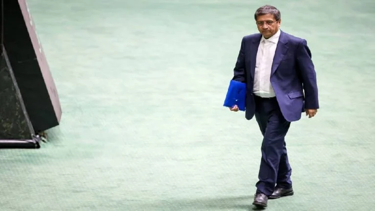 Des factions rivales en Iran s’affrontent sur le sort du ministre de l’Économie