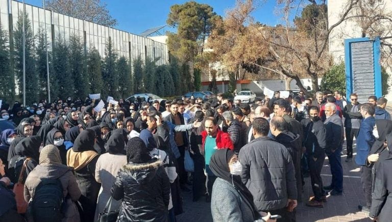 Iran : Manifestations contre les difficultés économiques et la répression