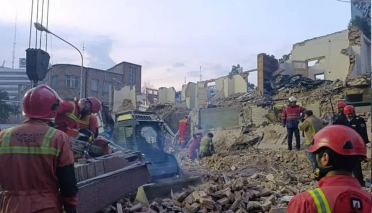 Iran : L’effondrement d’un immeuble dans la rue Taleghani à Téhéran révèle la négligence des autorités