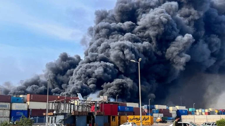 Les explosions catastrophiques au port de Bandar Abbas révèlent la négligence du régime iranien et sa fragilité économique