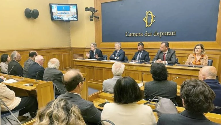 Des députés italiens se joignent à Maryam Radjavi pour appeler à une action audacieuse de l’UE contre le régime iranien