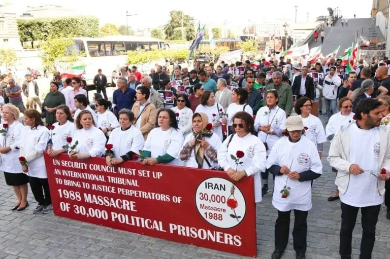 Quelques 300 personnalités internationales exhortent l’ONU à intervenir contre la vague d’exécutions de prisonniers politiques en Iran