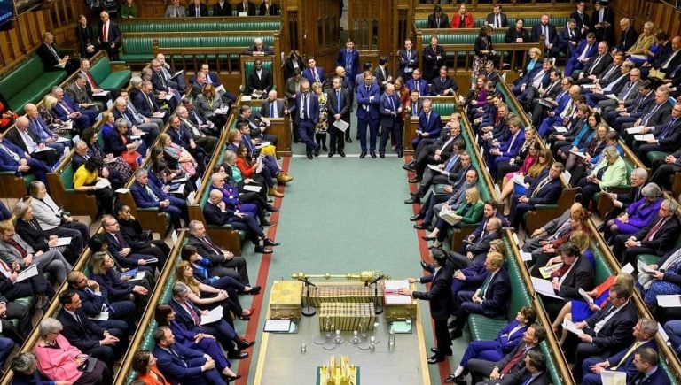 Les députés britanniques débattent de mesures plus fermes contre le régime iranien