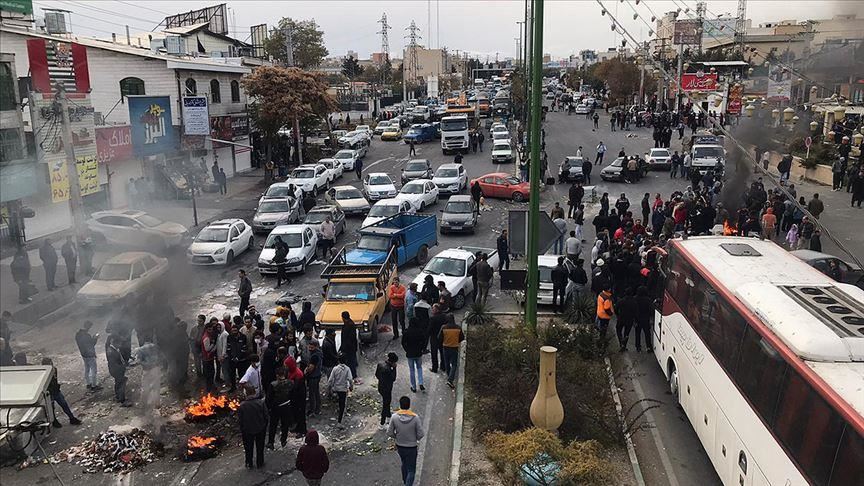 Le régime iranien se prépare à des troubles alors que les crises convergent
