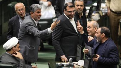 Le régime clérical iranien montre des signes de faiblesse : hausse des prix du carburant, « internet blanc » et purges s’entrechoquent