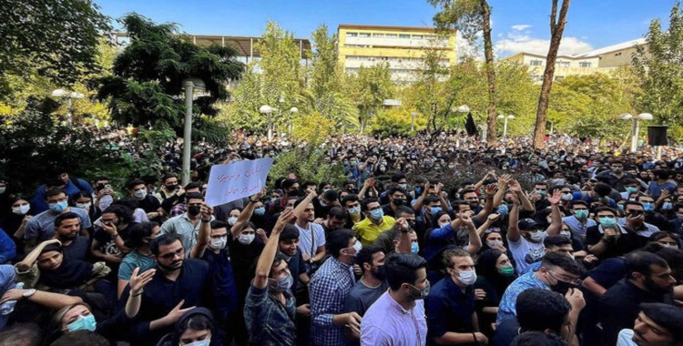 Quatorzième nuit : affrontements dans 30 points de Téhéran et plusieurs villes d’Iran