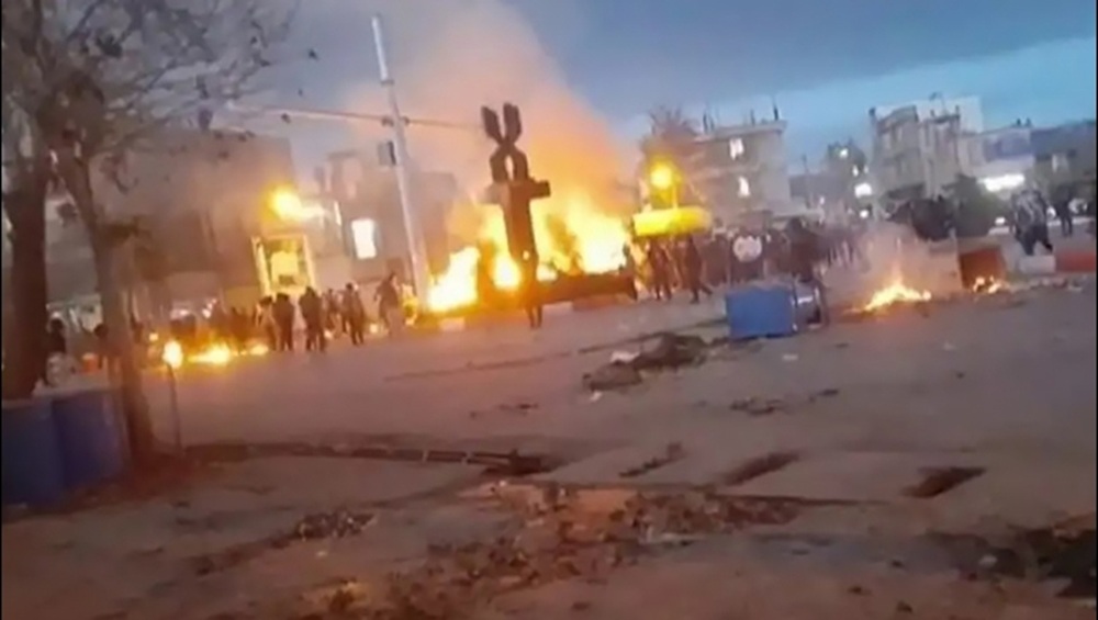 Manifestations nocturnes à Téhéran, Arak, Songhor, Islamabad-e Gharb et Ispahan aux cris de « Cette année est une année du sang, Seyed Ali sera renversé »