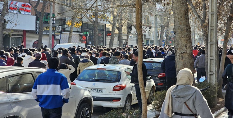 Iran/11e jour de soulèvement : Les travailleurs du secteur de l’énergie rejoignent la grève face au repli des forces de sécurité dans les grandes villes